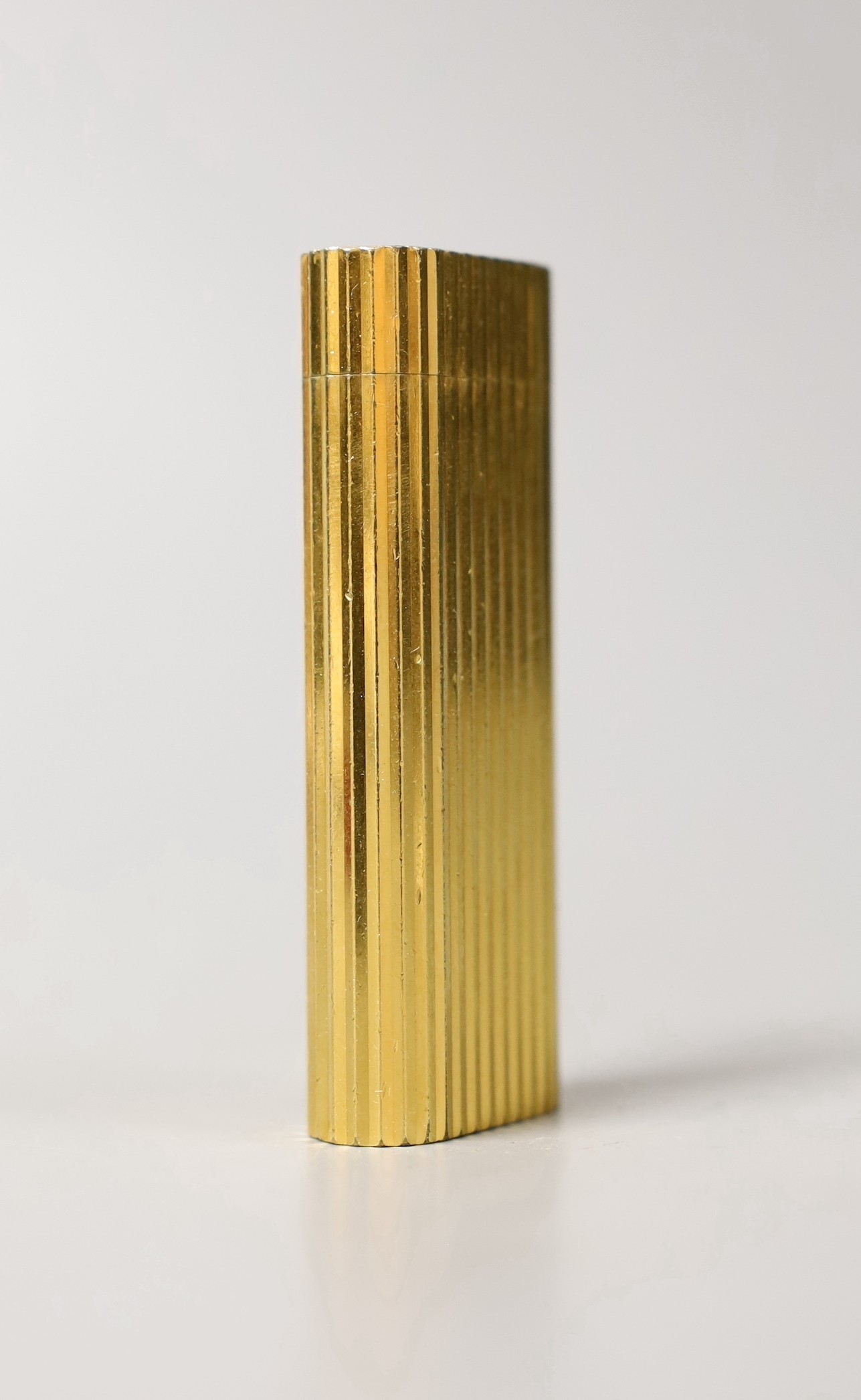 A Must de Cartier gold plated lighter, cased, 7cms long